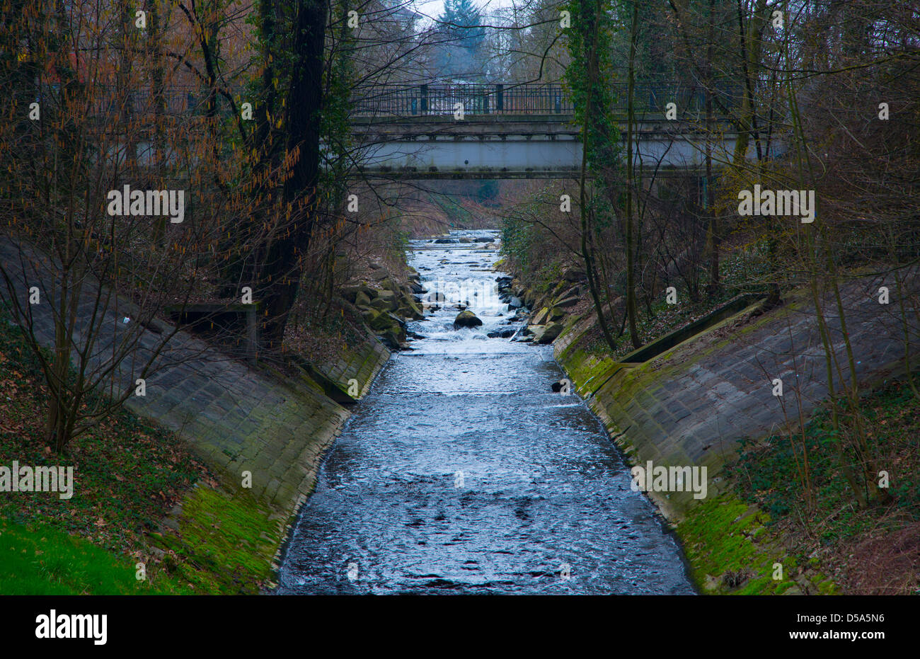 Una fotografia di un canale di acqua a Basilea in Svizzera Foto Stock