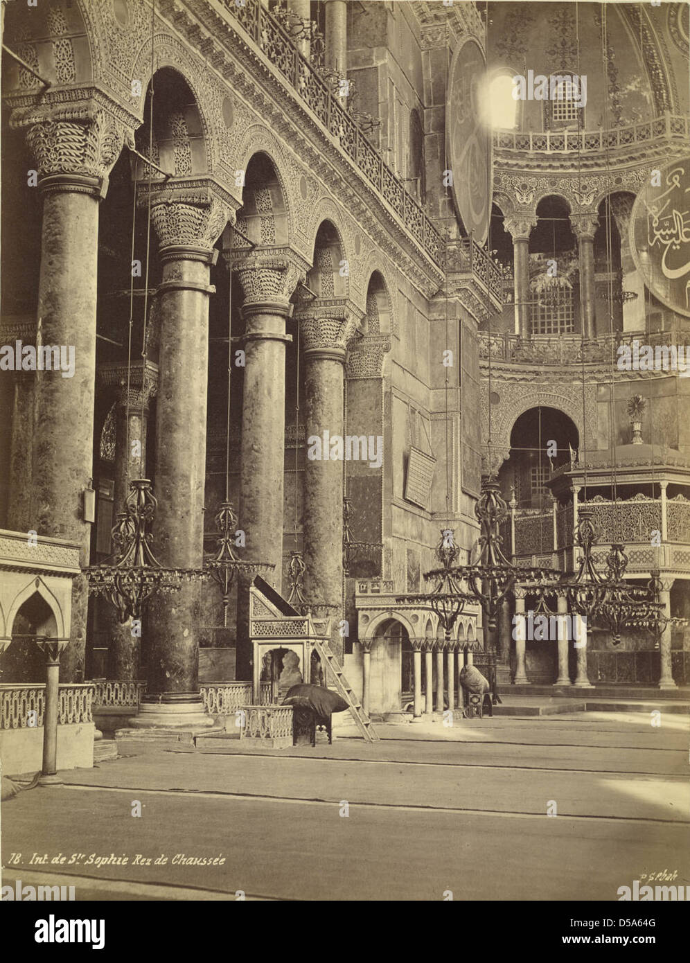 Una fotografia dell'interno di Hagia Sophia, Istanbul, che mostra le sue capitali e i suoi lampadari. L'immagine mette in risalto la grandezza di questa famosa struttura bizantina. Foto Stock