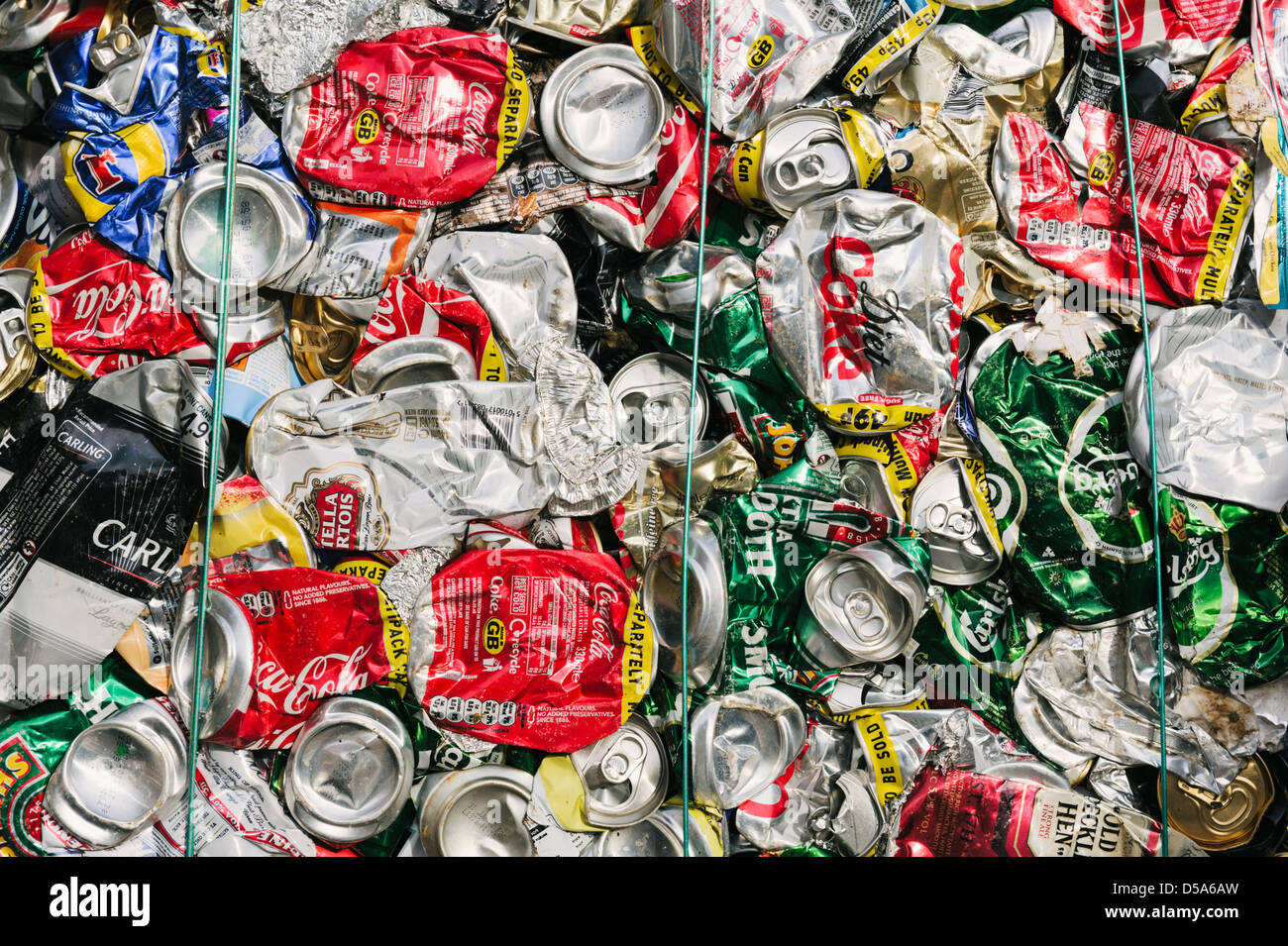 Alluminio (alluminio) lattine schiacciate per il riciclaggio Foto Stock