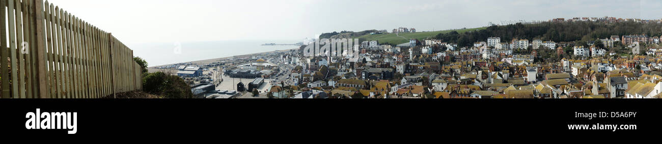 Vista panoramica che mostra la città di Hastings, spiaggia, Hastings pier, l est e l ovest paesaggio collinare Foto Stock