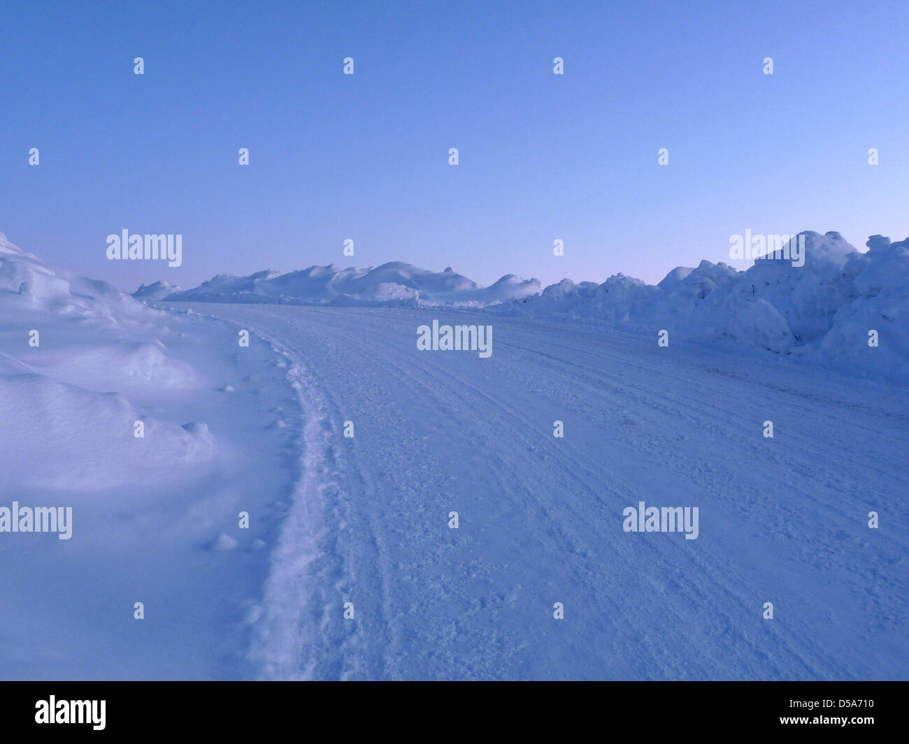 Coperta di neve road, upernavik, qaasuitsup kommunia, Groenlandia occidentale, Groenlandia Foto Stock