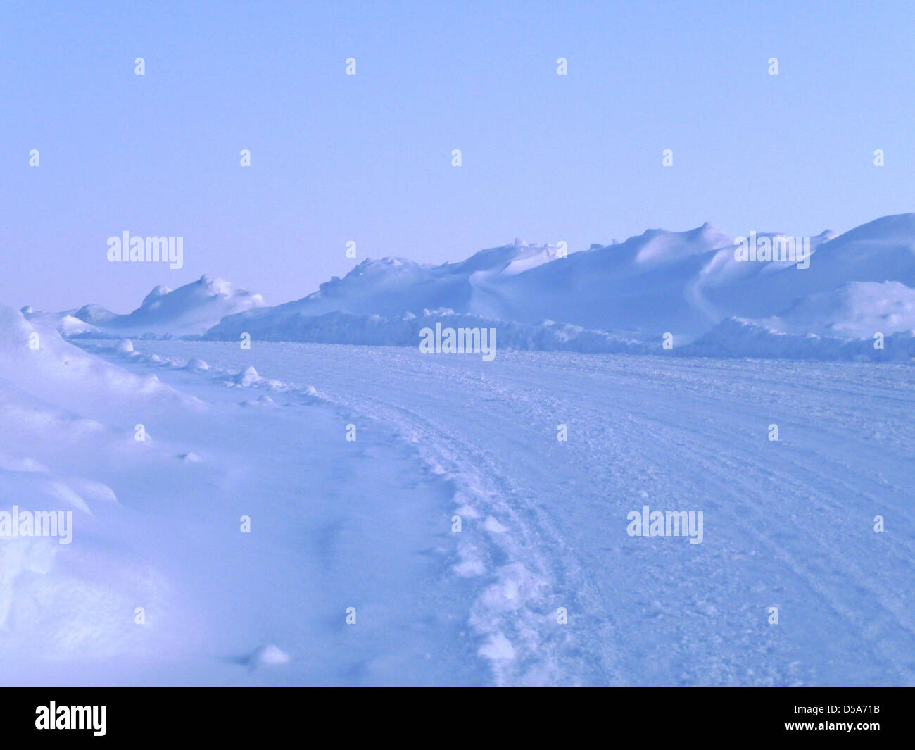 Coperta di neve road, upernavik, qaasuitsup kommunia, Groenlandia occidentale, Groenlandia Foto Stock