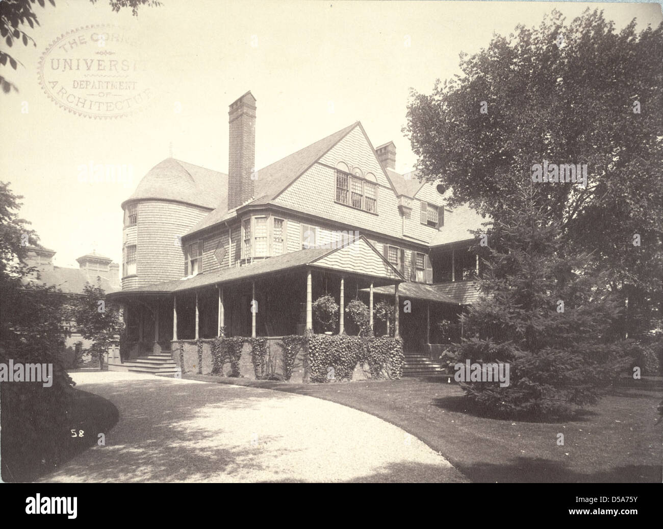L'Isaac Bell House, situato a Newport, Rhode Island, presenta finestre a bovindo e distintivi gables nel suo design architettonico. Questa casa storica fa parte della collezione della Cornell University Library. Foto Stock