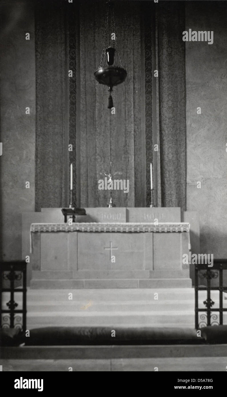 Una fotografia interna della chiesa luterana di San Luca a Itaca, New York, che mostra altari religiosi, croci e raffigurazioni del nuovo Testamento di Gesù Cristo nei suoi spazi sacri. Foto Stock