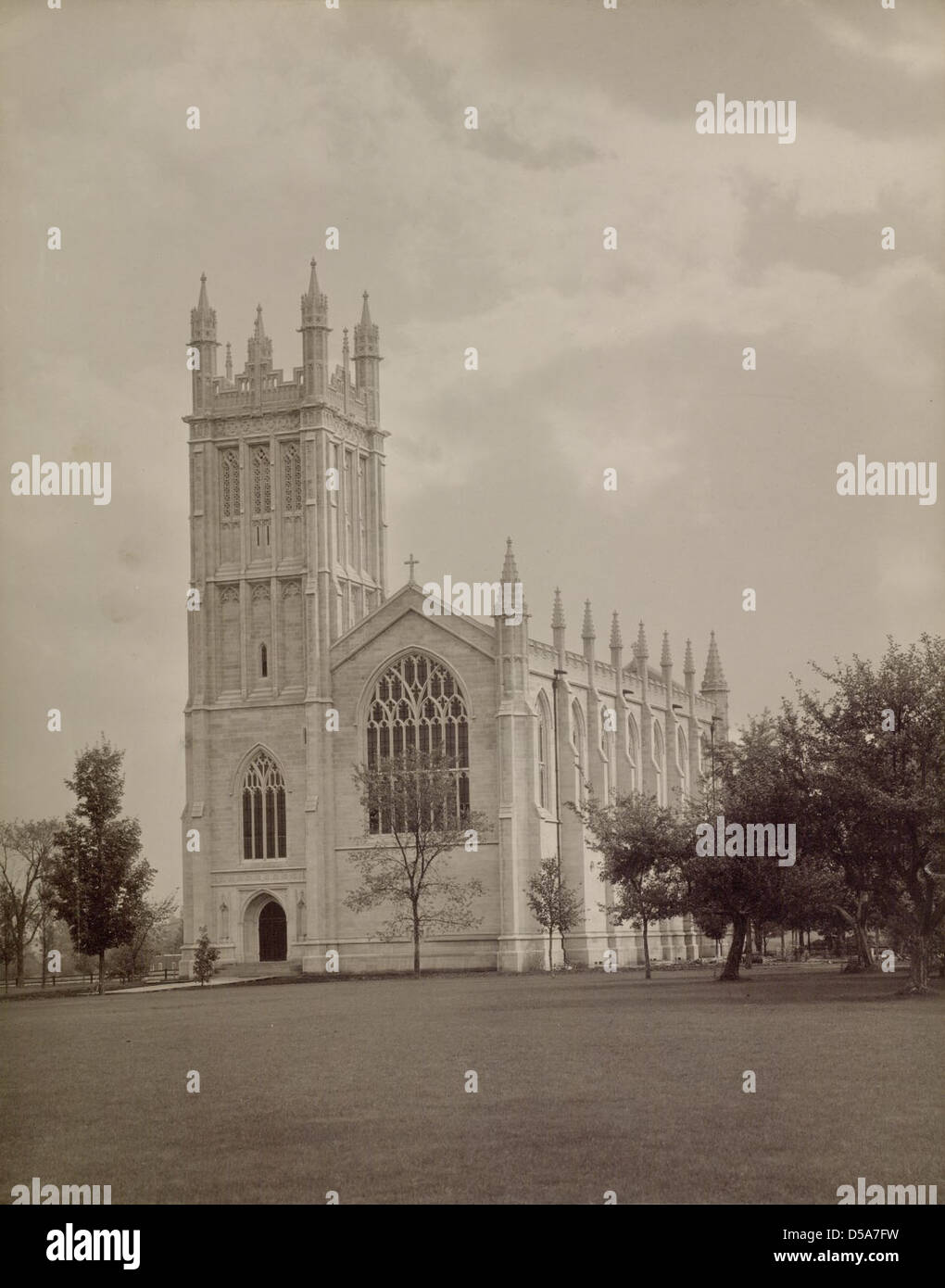 La Saint John's Chapel alla Groton School nel Massachusetts presenta un prominente design architettonico gotico con un alto spirelet e intricati trafori. Questo edificio religioso è noto per il suo significato storico ed è un importante punto di riferimento della scuola. La cappella è caratterizzata da torreggianti guglie e contrafforti della chiesa, tipici dell'architettura gotica. Foto Stock