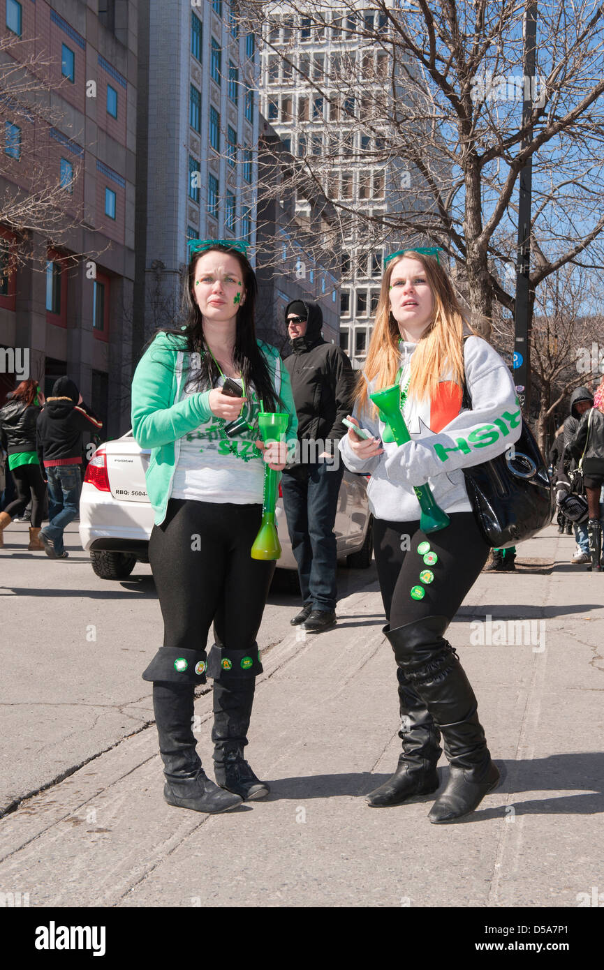 Donne che indossano costumi irlandese a san Patrizio parade di Montreal, provincia del Québec in Canada. Foto Stock