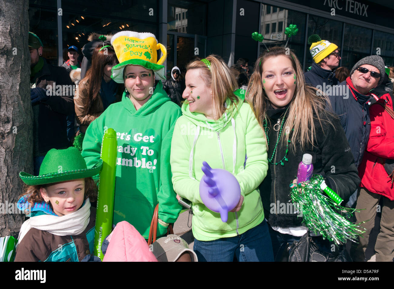 Persone che frequentano i il giorno di San Patrizio parade di Montreal, provincia del Québec in Canada. Foto Stock