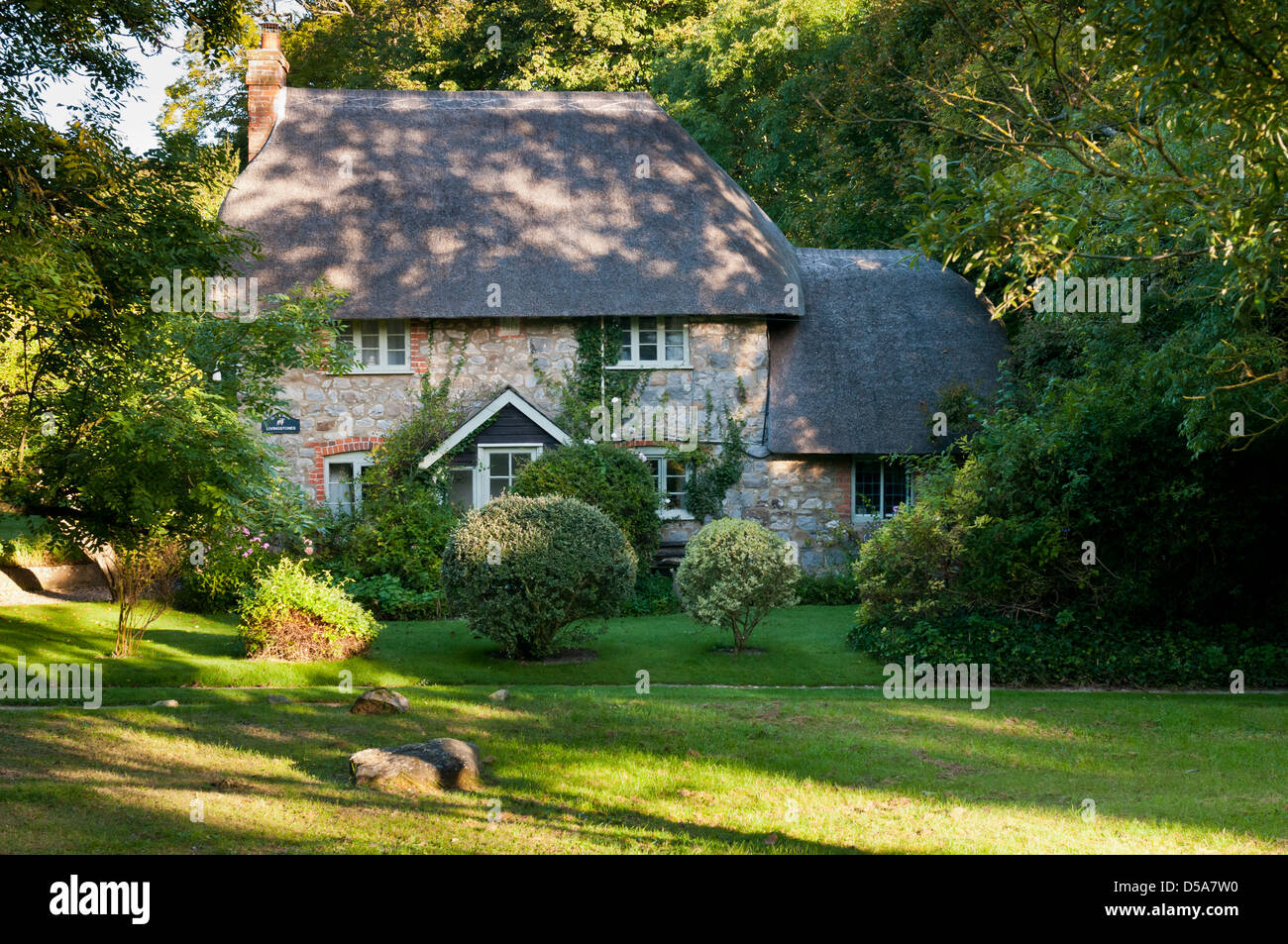 Cottage con il tetto di paglia nel villaggio di Lockeridge, Wiltshire, Regno Unito Foto Stock