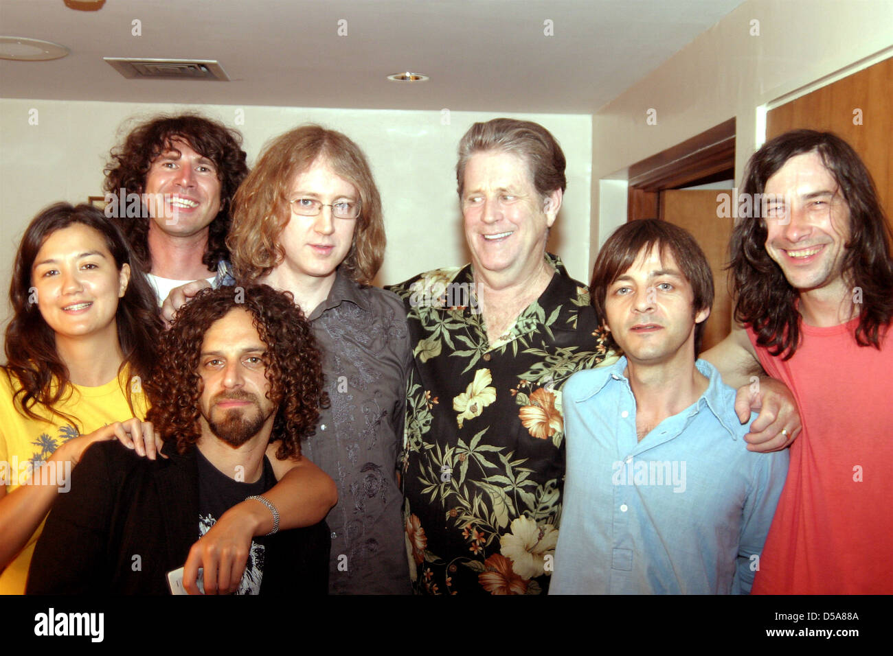 BRIAN WILSON a Londra Royal Festival Hall 30 luglio 2004 con i membri dei Primal Scream e Super animali pelosi Foto Stock