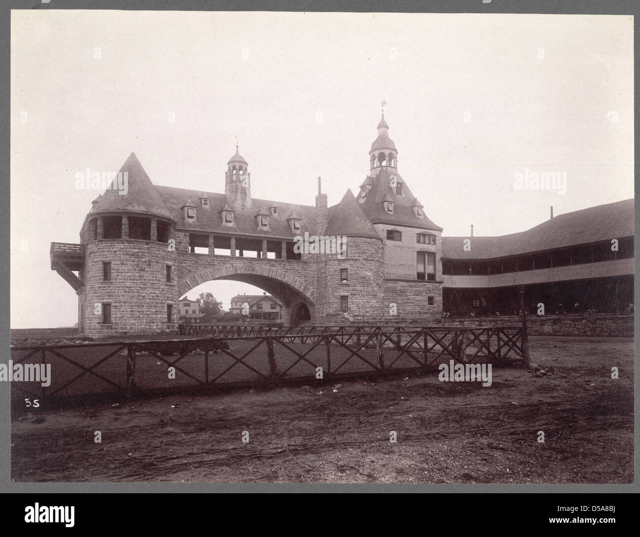 Una fotografia storica delle Torri al Narragansett Pier Casino nel Rhode Island, disegnata da McKim, Mead & White. L'immagine presenta la grandiosa architettura con portali ad arco, lavori in pietra rusticata e vedute dell'area del molo circostante. Foto Stock
