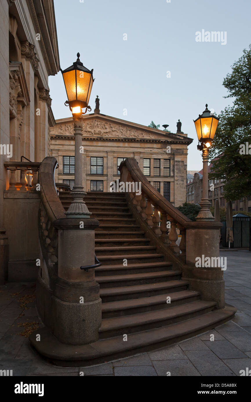 Berlino, Germania, la scala con le luci sui dipendenti della Chiesa francese di Friedrichstadt Foto Stock