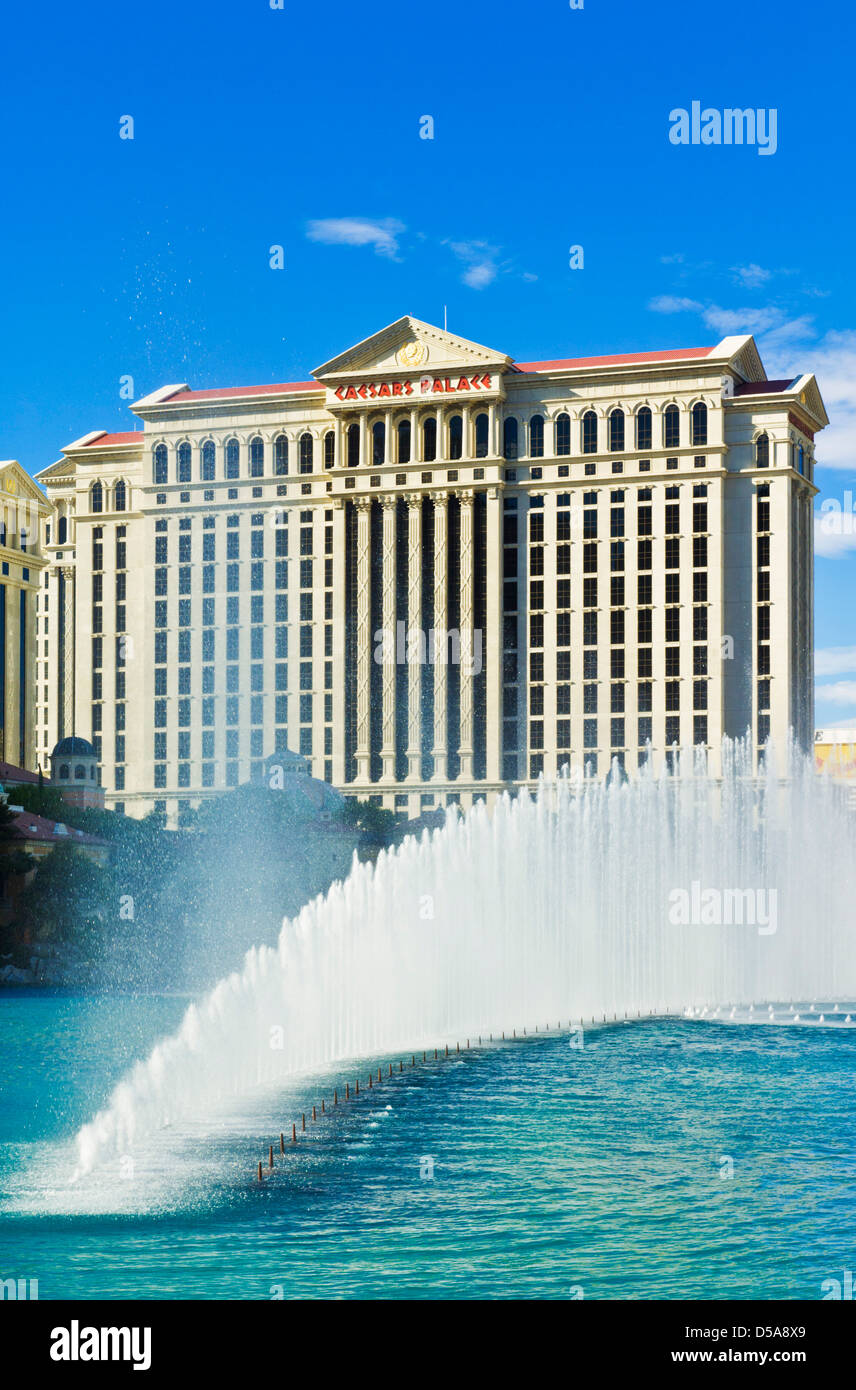 Le fontane di acqua al di fuori del Bellagio hotel con il Caesars Palace hotel si trova dietro la striscia di Las Vegas Nevada USA Foto Stock