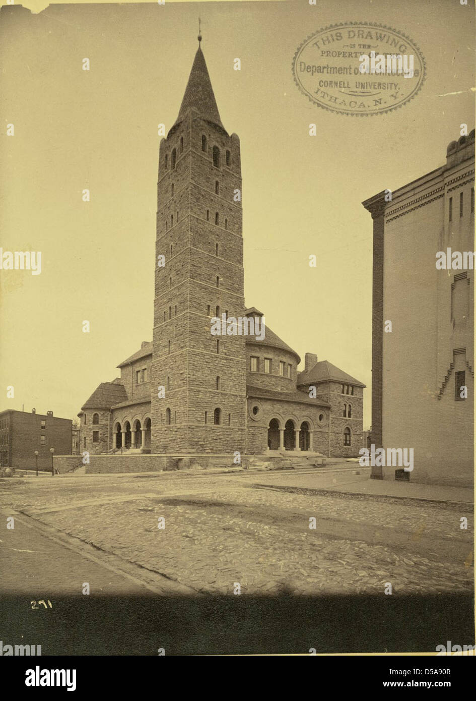 La prima chiesa episcopale metodista, conosciuta anche come la graziosa chiesa metodista Lane United, presenta caratteristici portali ad arco e torreggianti strutture ecclesiali. Situato a Baltimora, Maryland, è un notevole edificio religioso noto per i suoi splendidi portici e il design architettonico. La chiesa è elencata negli archivi della Cornell University Library con numero di accesso 15/5/3090.00201. Foto Stock