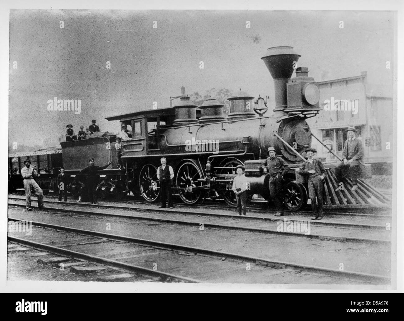 O&W Engine #103, una locomotiva a vapore 2-6-0 della New York, Ontario, e Western Railway Co. La locomotiva fa parte della storia della ferrovia, rappresentando i treni a vapore all'inizio del XX secolo. Foto Stock O&W Engine #103, una locomotiva a vapore 2-6-0 della New York, Ontario, e Western Railway Co. La locomotiva fa parte della storia della ferrovia, rappresentando i treni a vapore all'inizio del XX secolo. Foto Stock