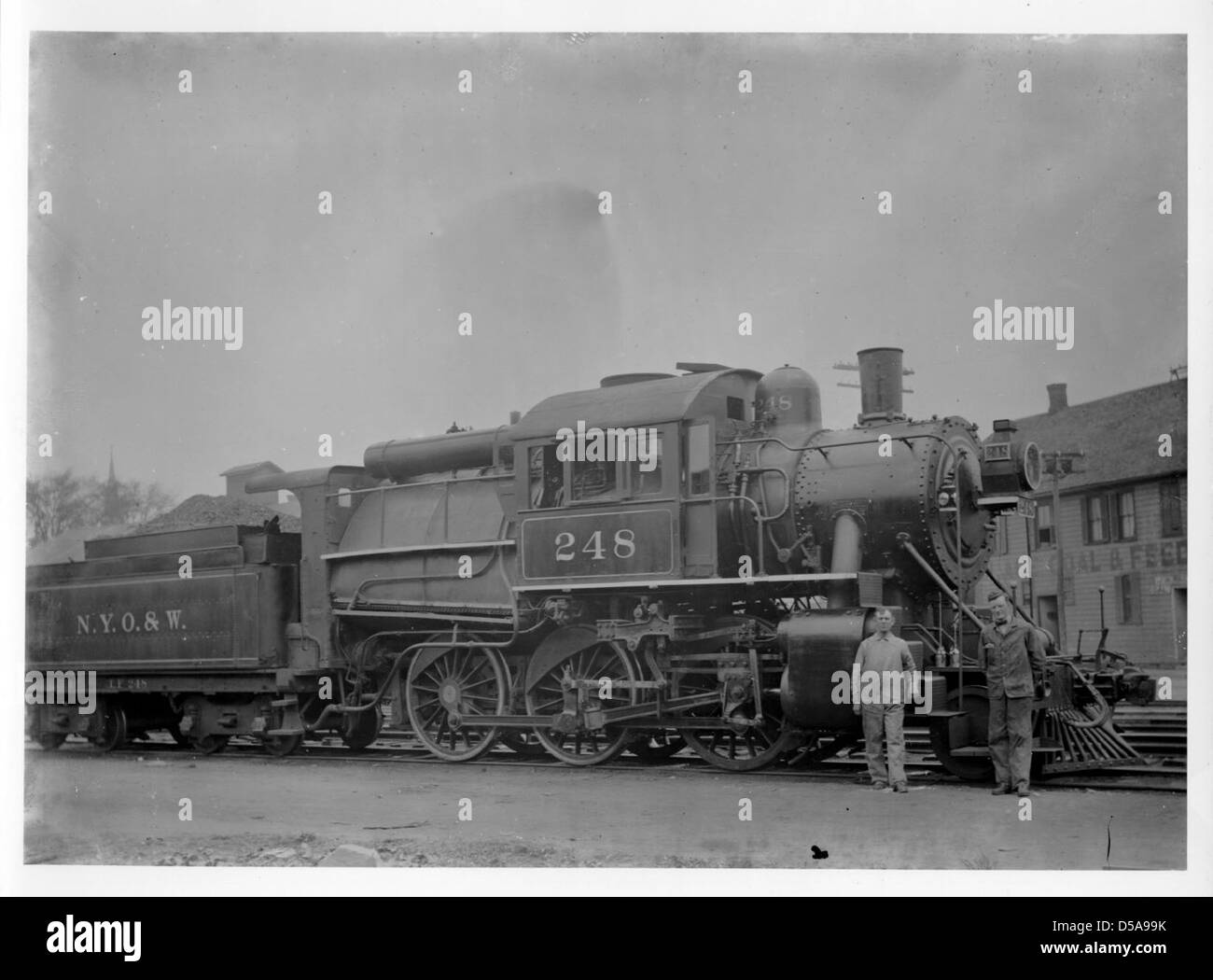 Questa immagine mostra l'o&W Engine #248, una locomotiva a vapore camelback 2-6-0 utilizzata dalla New York, Ontario, and Western Railway Co.. La fotografia mette in evidenza l'ingegneria dettagliata della locomotiva, che fu un elemento chiave nel trasporto ferroviario all'inizio del XX secolo. Foto Stock Questa immagine mostra l'o&W Engine #248, una locomotiva a vapore camelback 2-6-0 utilizzata dalla New York, Ontario, and Western Railway Co.. La fotografia mette in evidenza l'ingegneria dettagliata della locomotiva, che fu un elemento chiave nel trasporto ferroviario all'inizio del XX secolo. Foto Stock