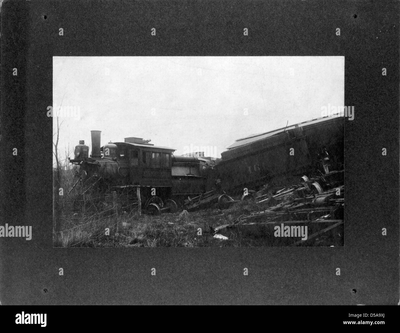 Una fotografia ravvicinata della locomotiva distrutta loco 161 della New York, Ontario, and Western Railway. L'immagine cattura le conseguenze di un incidente ferroviario. Foto Stock