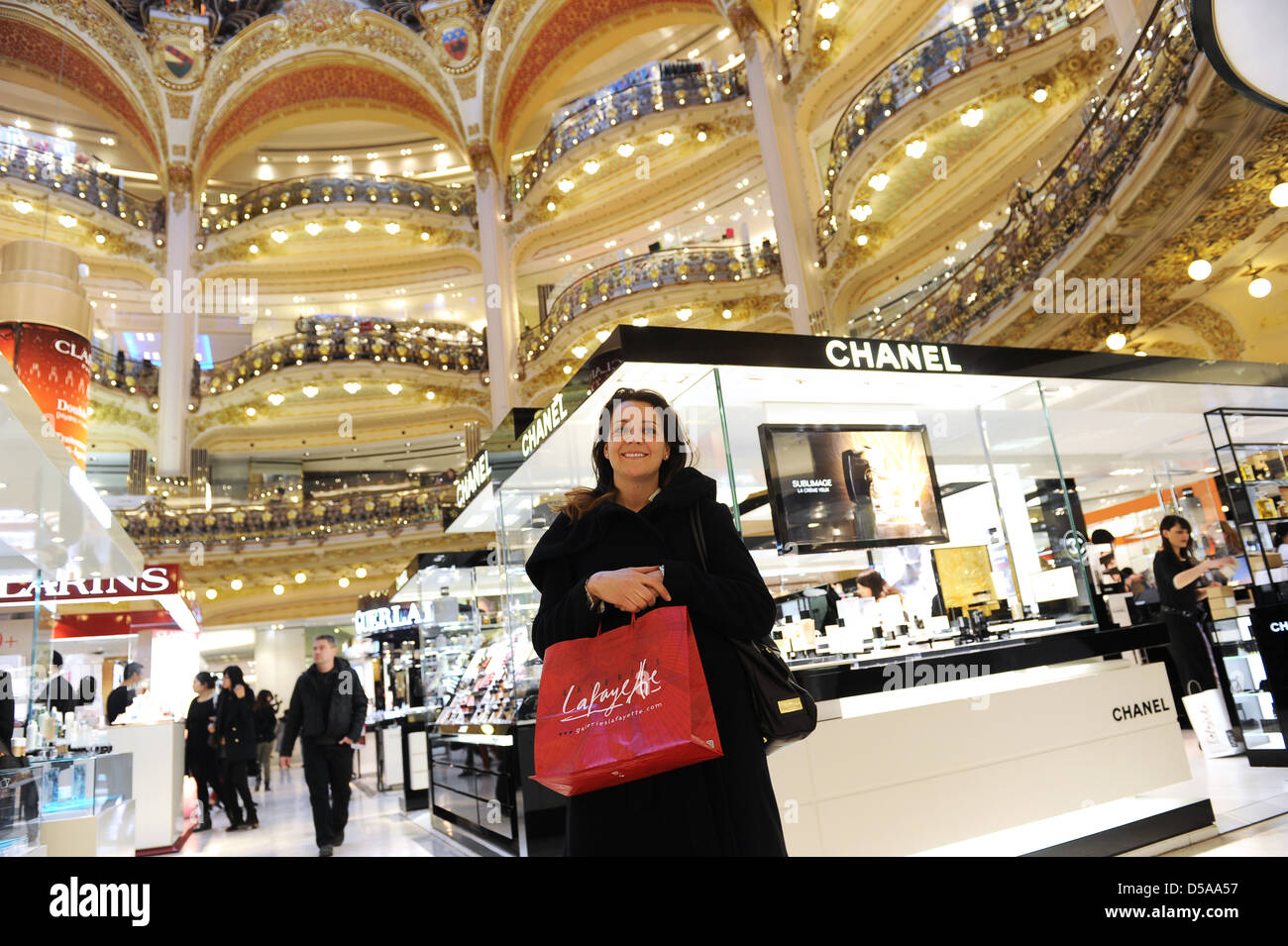Donna shopping Galeries Lafayette grande magazzino a Parigi Francia. Donna donna negozio negozi shopping negozio negozio elegante Europa retail europeo Foto Stock
