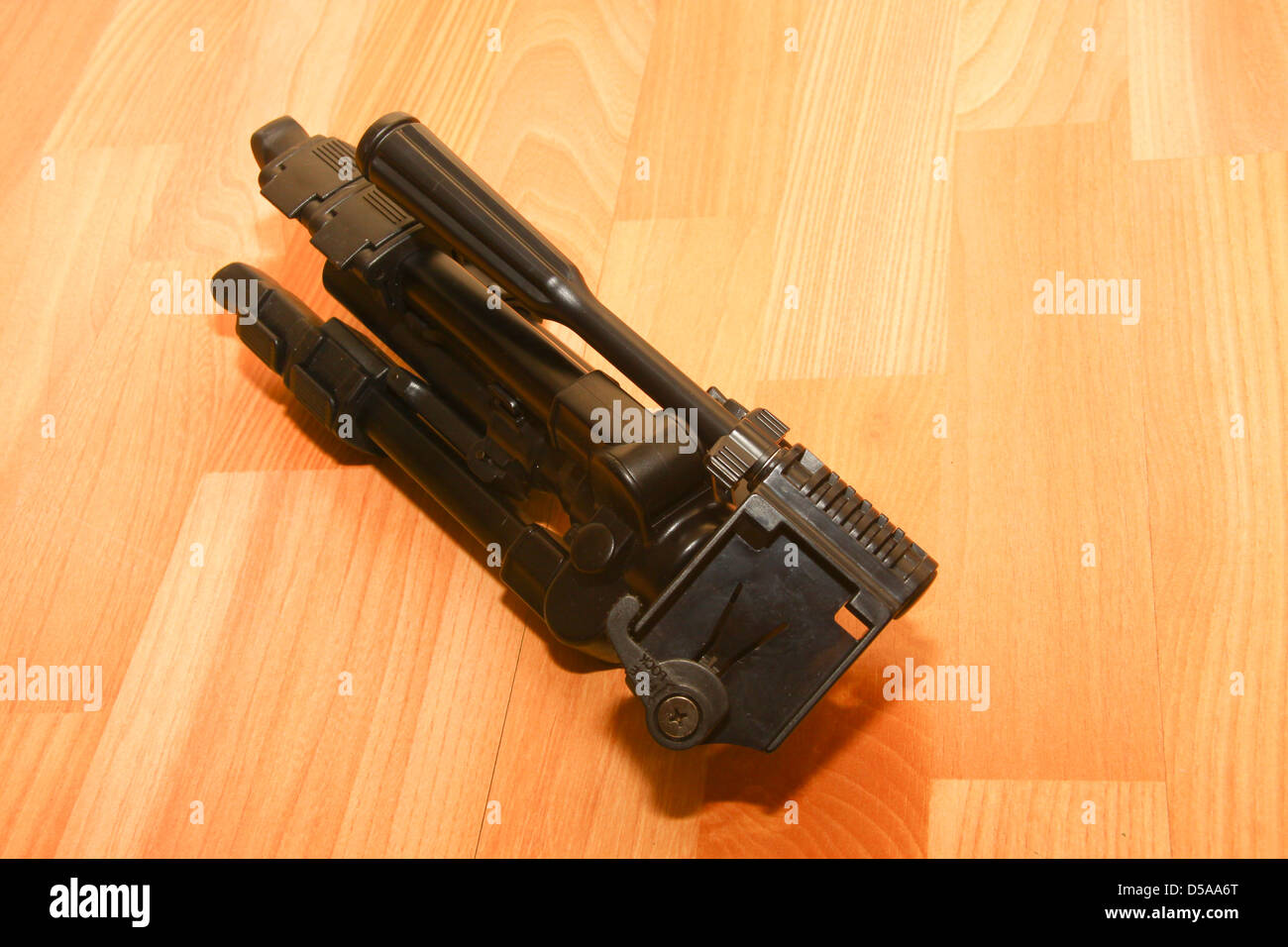 Piccola telecamera cavalletto ripiegato sul pavimento Foto Stock