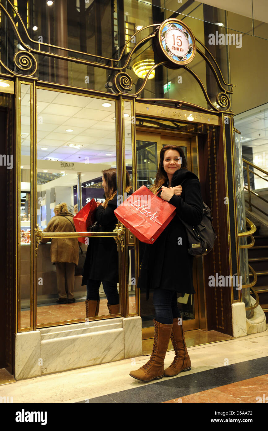 Donna shopping Galeries Lafayette grande magazzino a Parigi Francia. Donna donna negozio negozi shopping negozio negozio elegante Europa retail europeo Foto Stock
