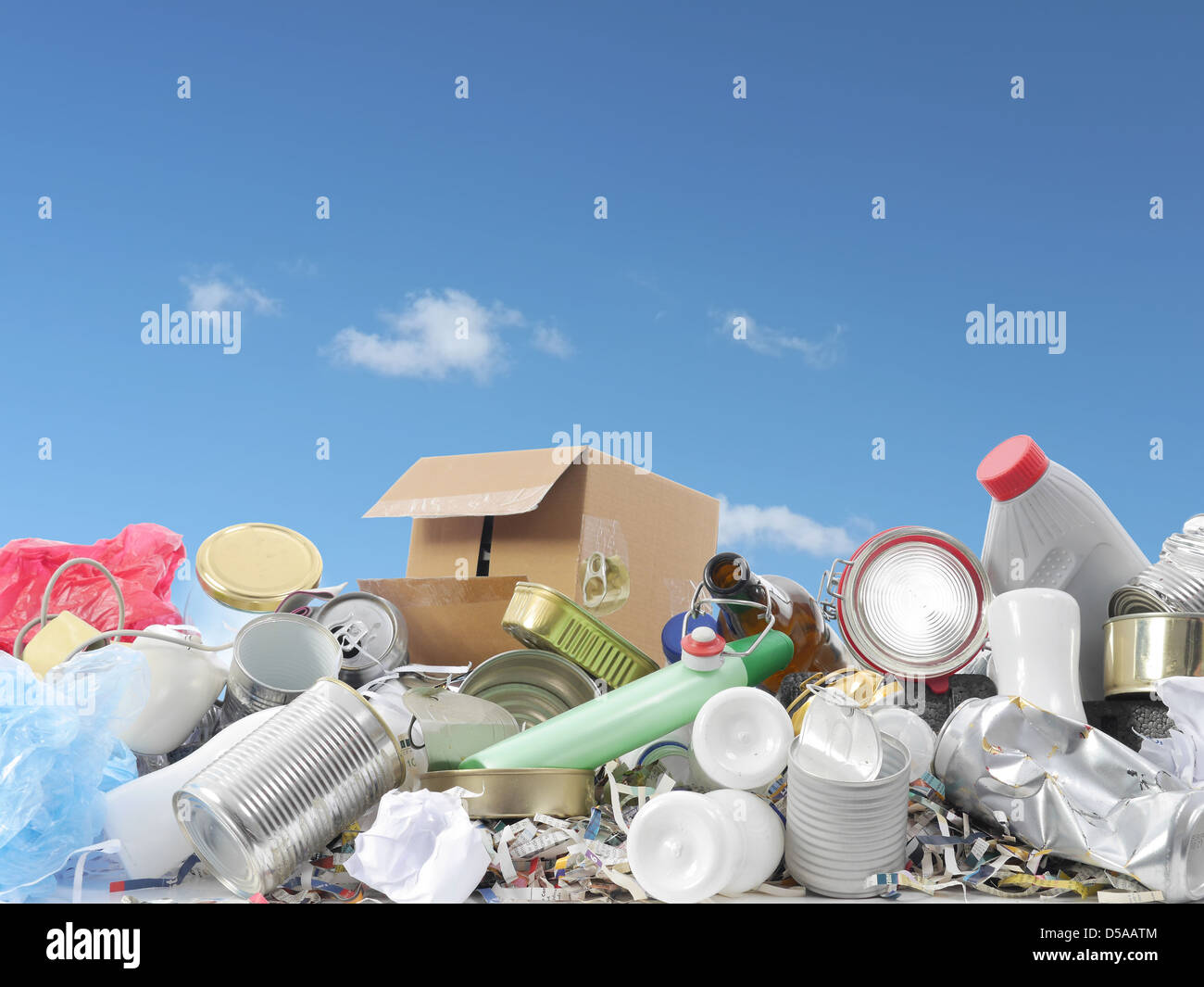 Cumulo di assortiti di rifiuti domestici oltre il cielo blu Foto Stock
