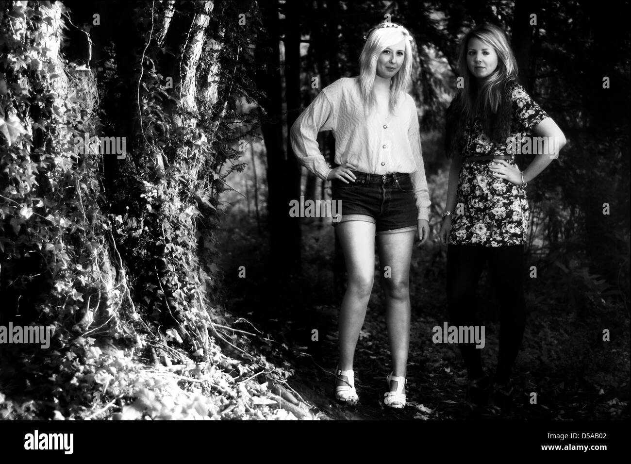 Le ragazze in posa nella foresta Foto Stock