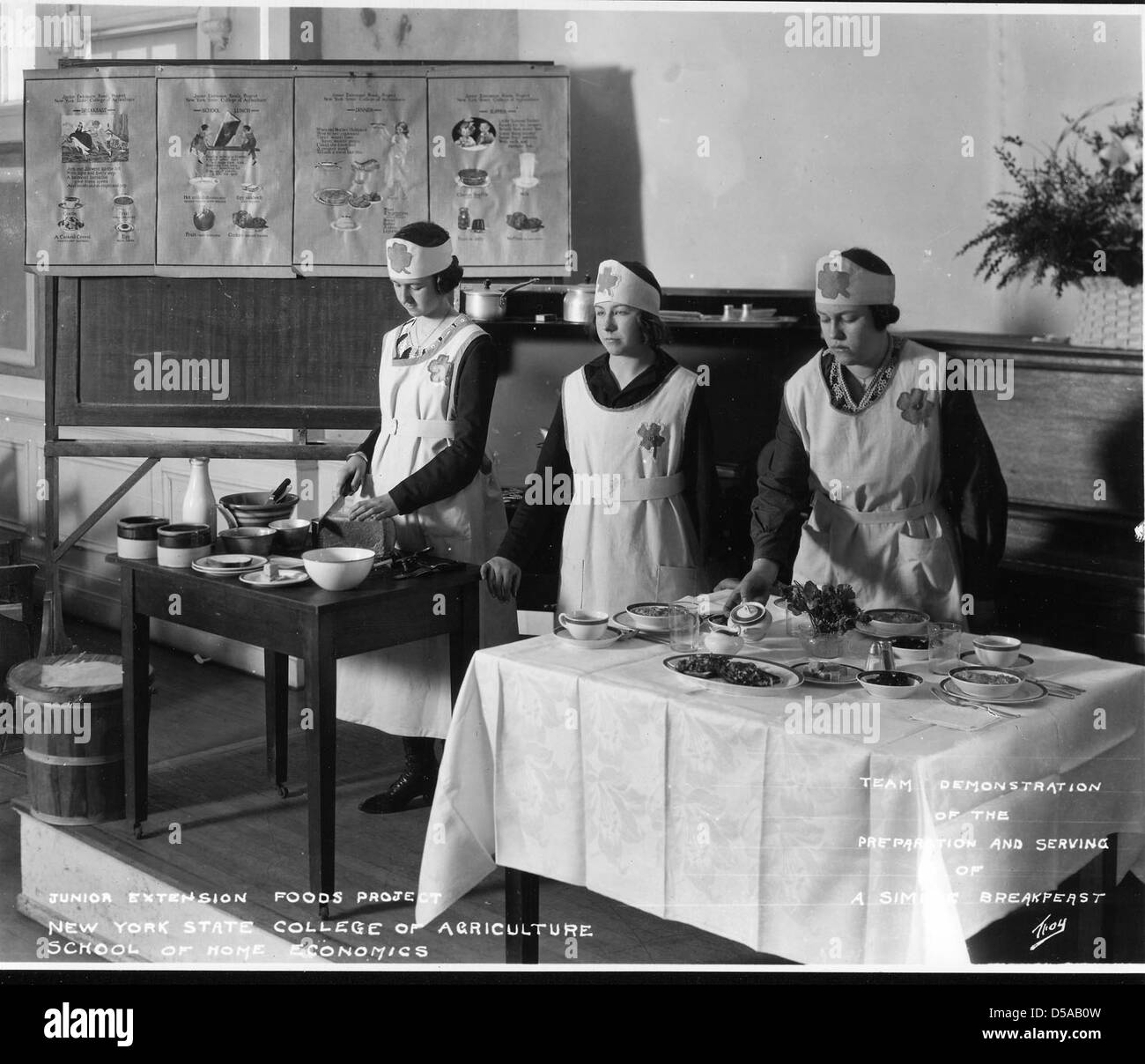 Un progetto Junior Extension sulla conservazione del cibo, probabilmente degli anni '1920, che mostra ai giovani competenze essenziali di apprendimento come l'inscatolamento del cibo e la conservazione come parte dell'educazione rurale e dell'economia domestica. Foto Stock