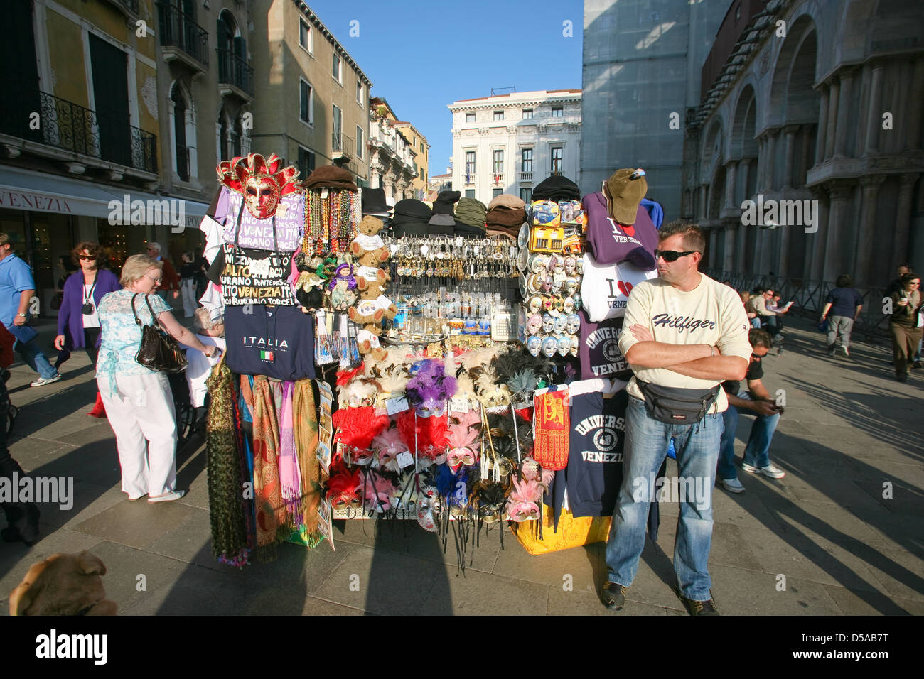 Venezia - 28 ottobre: Street venditore a vendere souvenir turistici su ottobre 28, 2009 a Venezia. Foto Stock