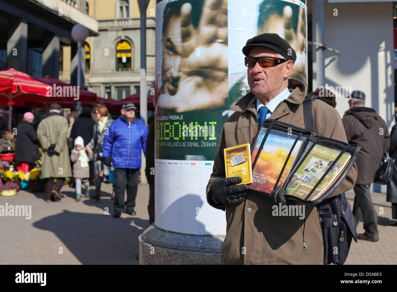 Zagabria - Marzo 6: Il Signore la testimonianza di vendita letteratura religiosa sul divieto di piazza Jelacic su Marzo 06, 2010 a Zagabria in Croazia. Foto Stock