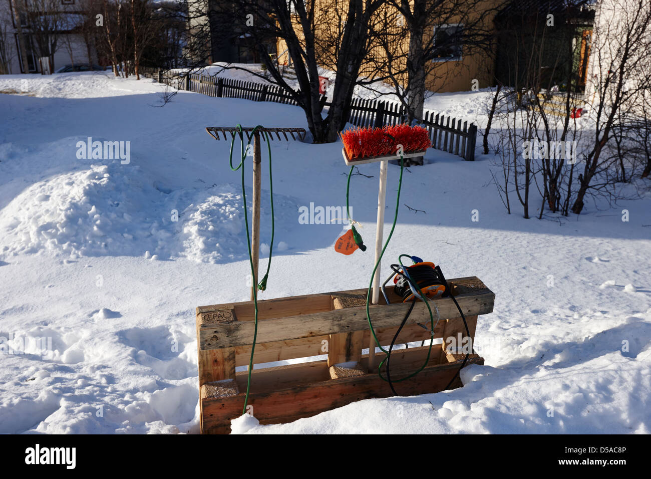 Sgombero neve strumenti e motore per auto carica blocco porta in un giardino in kirkenes finnmark Norvegia europa Foto Stock