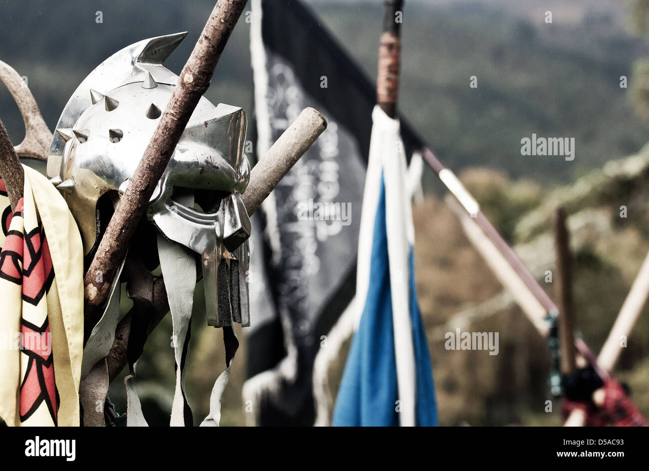 Highland warrior camp tradizionale con maschera di metallo appeso accanto a bandiere Foto Stock