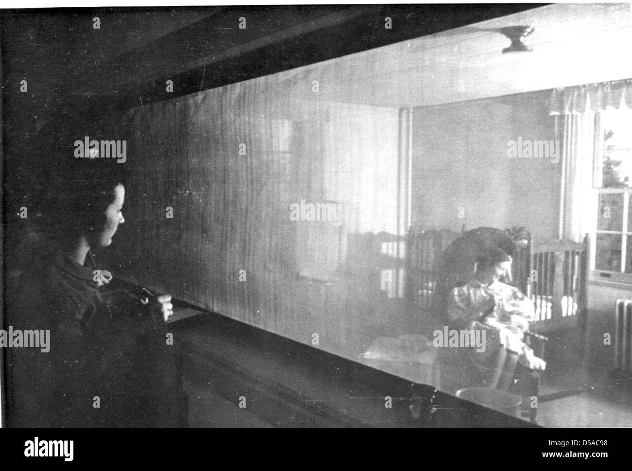 La collezione mostra fotografie non identificate di appartamenti di produzione casalinga, probabilmente di un progetto di economia domestica, raffiguranti varie configurazioni interne e ambienti di insegnamento. Foto Stock