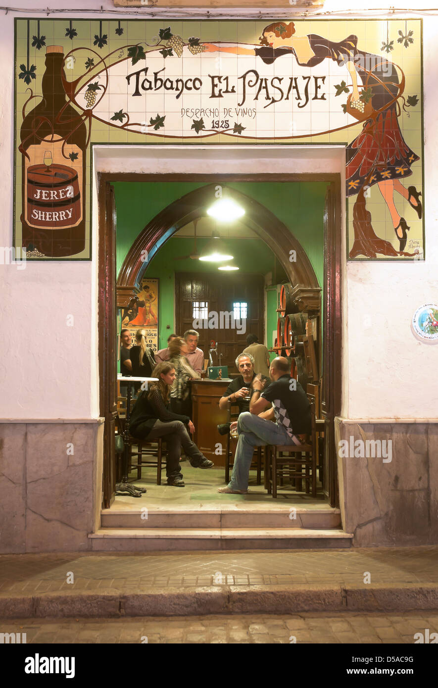 Taverna tipica chiamato 'tabanco el pasaje" si trova a Jerez de la frontera, Cadice provincia, regione dell'Andalusia, Spagna, Europa Foto Stock