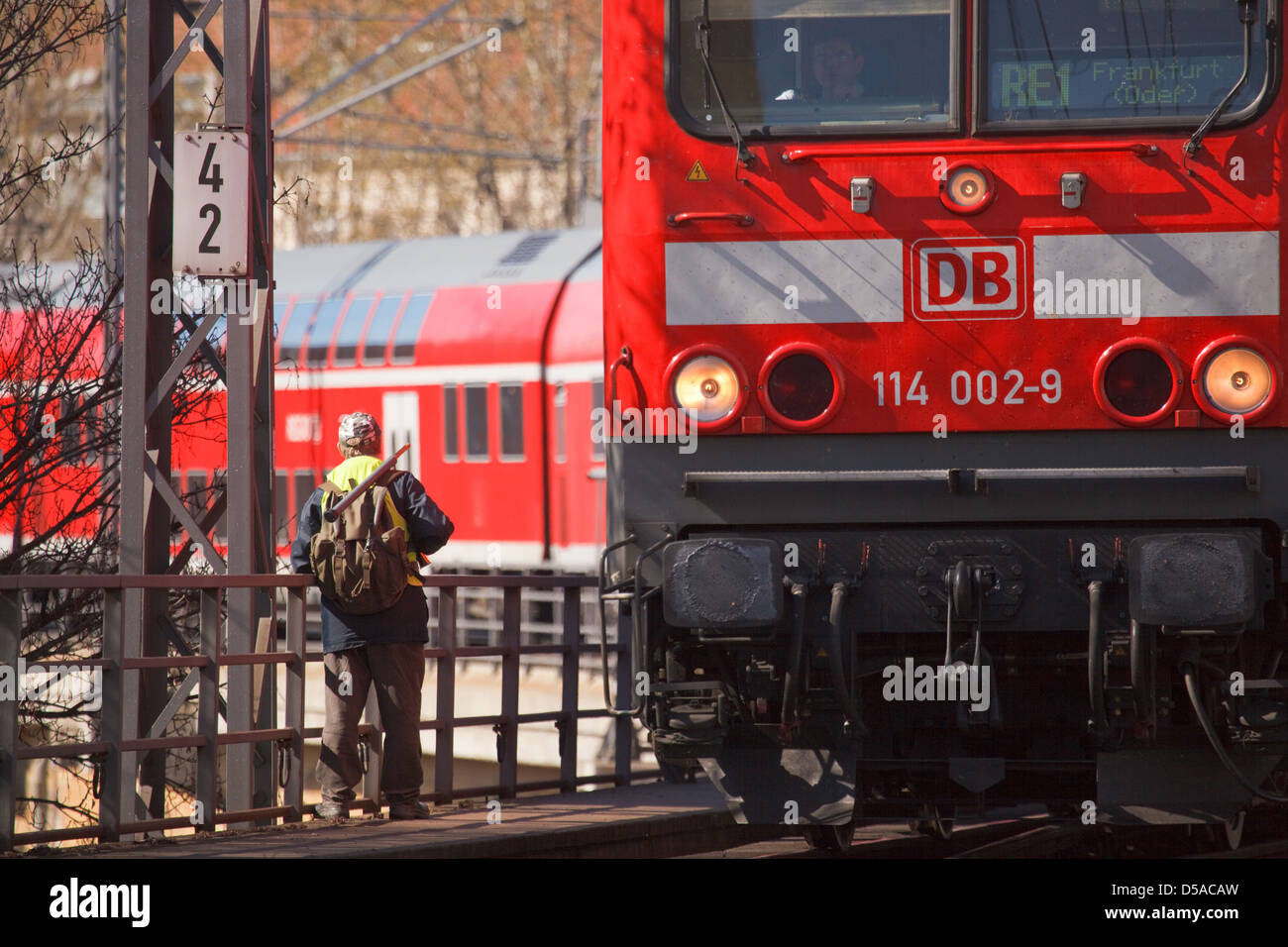 Berlino, Germania, un uomo della sicurezza sulle piste e un regionale di viaggio Foto Stock