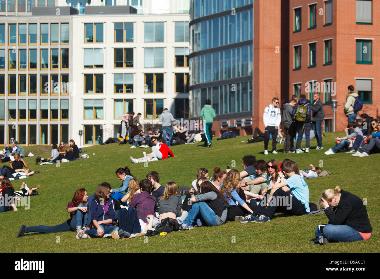 Berlino, Germania, la gente sul prato di Tilla Durieux Park Foto Stock