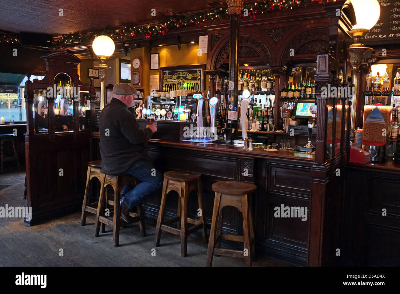 Uomo in un Pub Irlandese a Dublino, Irlanda Foto Stock