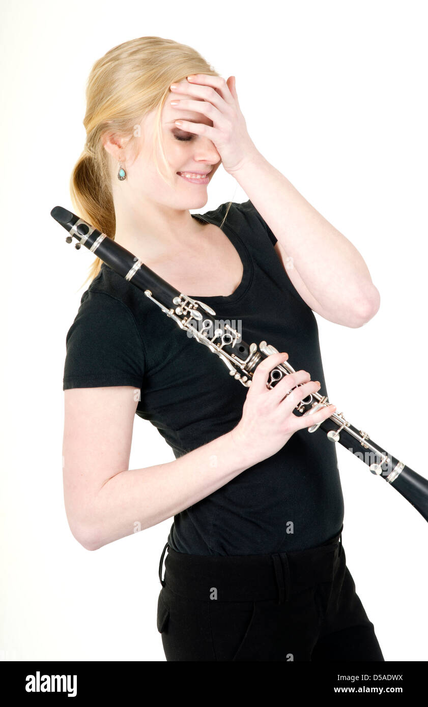 Bellissima femmina musicista arrossisce dopo la ricezione di lode per la musica al clarinetto Foto Stock