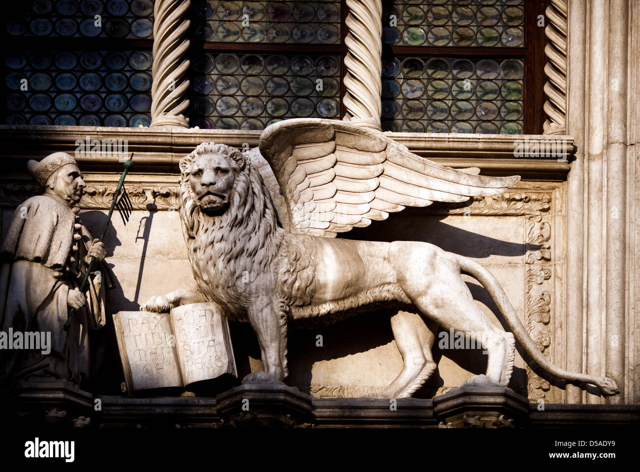 Venezia, Italia, statue di leoni alati e il Doge Francesco Foscari Foto Stock