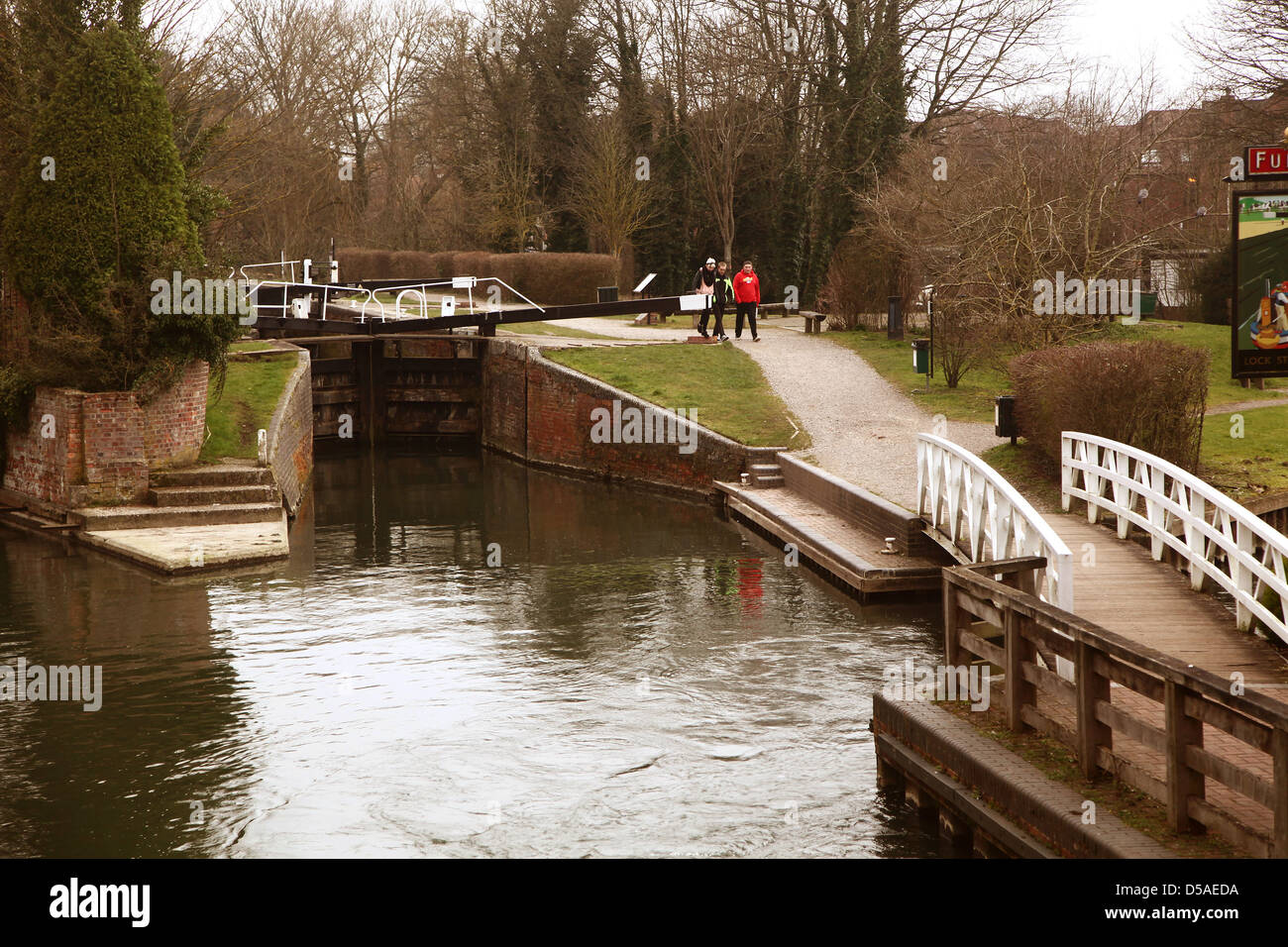 Bloccare i cancelli in centro di Newbury, Berkshire, vicino alla serratura, Stock & Barrel pub, Marck 2013 Foto Stock