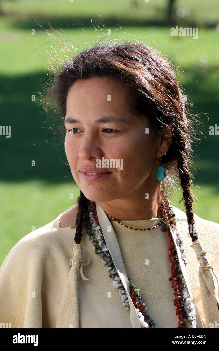 Un nativo americano Sioux Lakota donna indiana in pelle Foto stock Alamy
