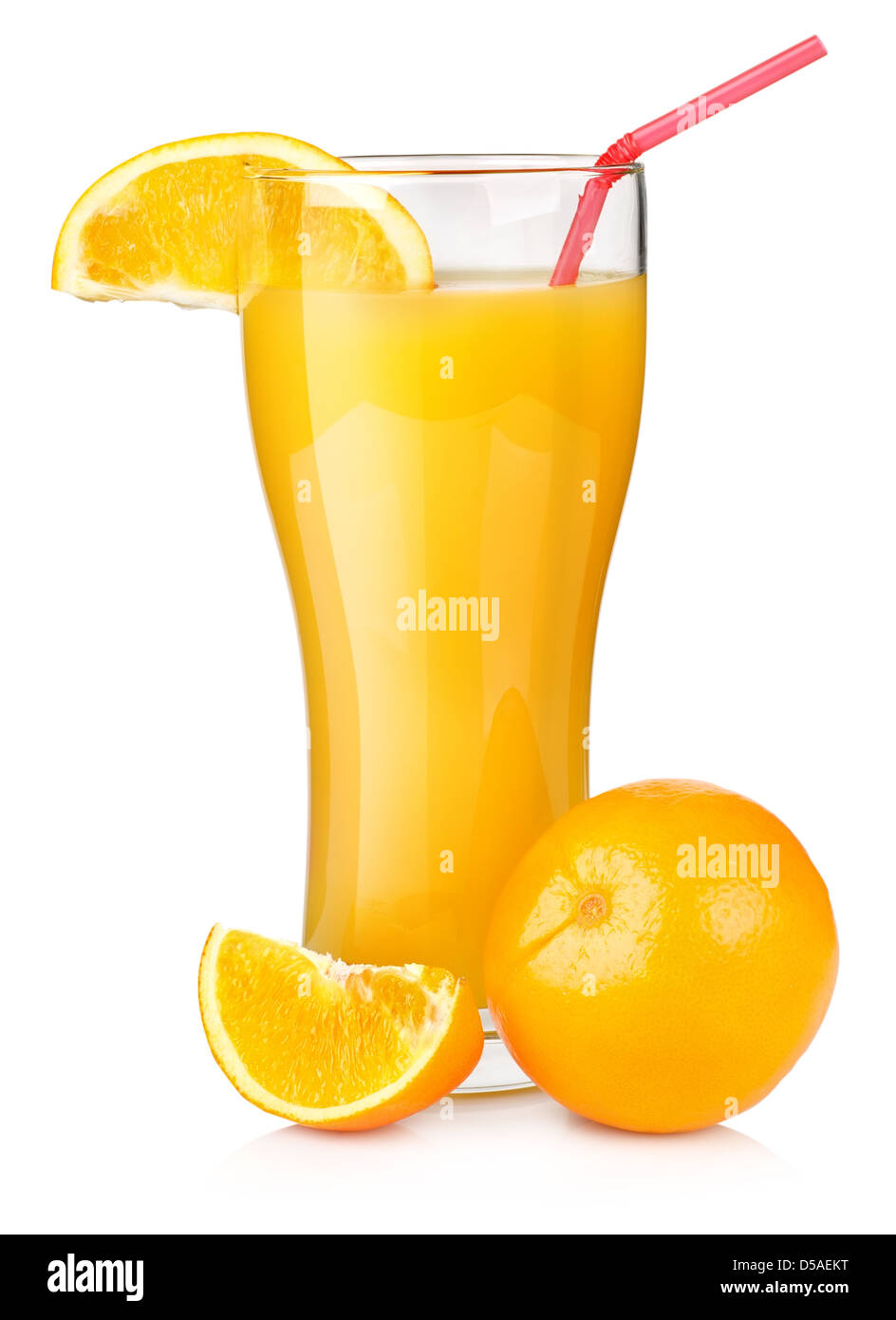Il succo di arancia in un vetro isolato su sfondo bianco Foto Stock