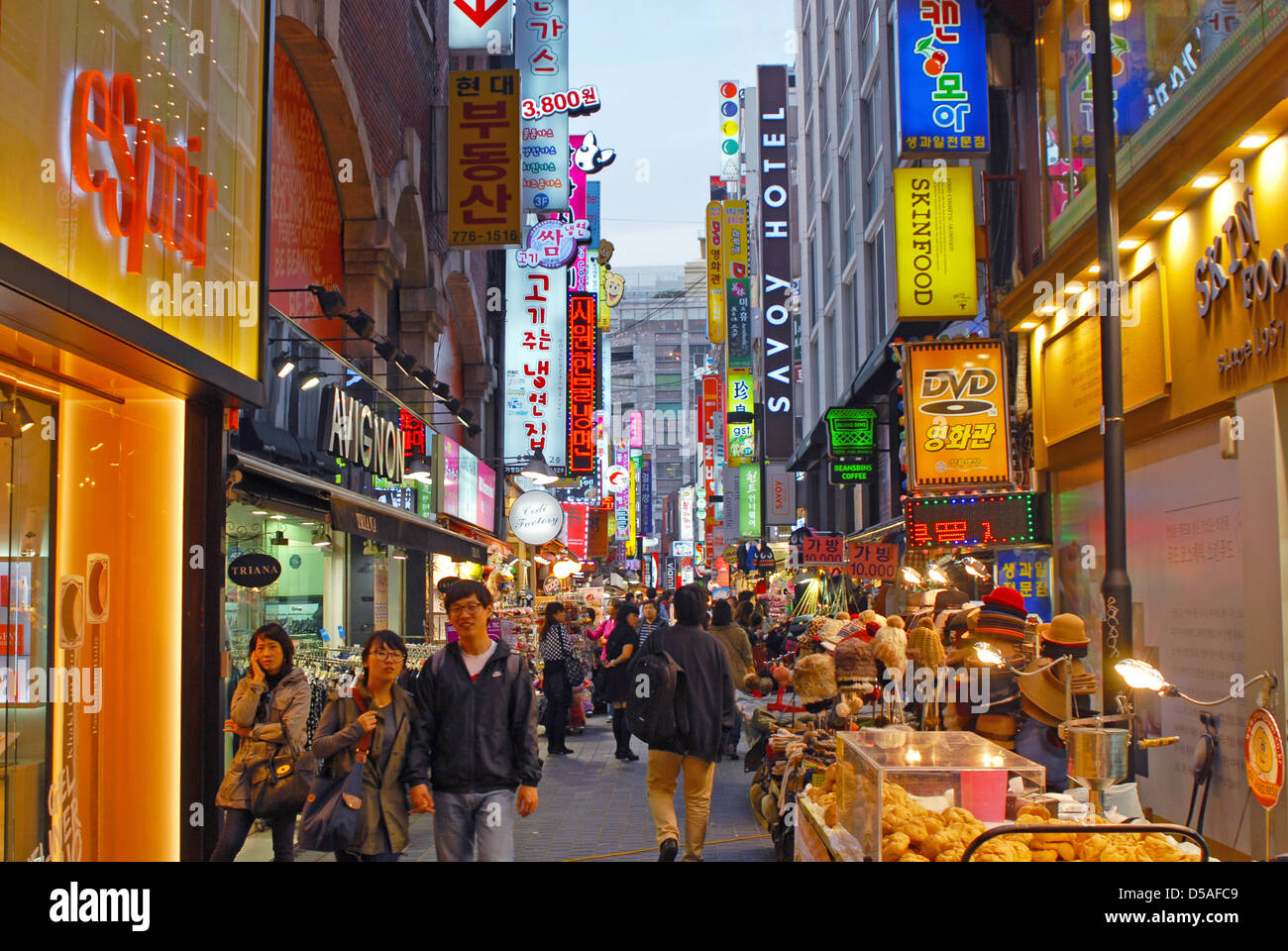 Gli amanti dello shopping e la vita notturna tra le strade di a Myeongdong, Seoul, Corea del Sud Foto Stock