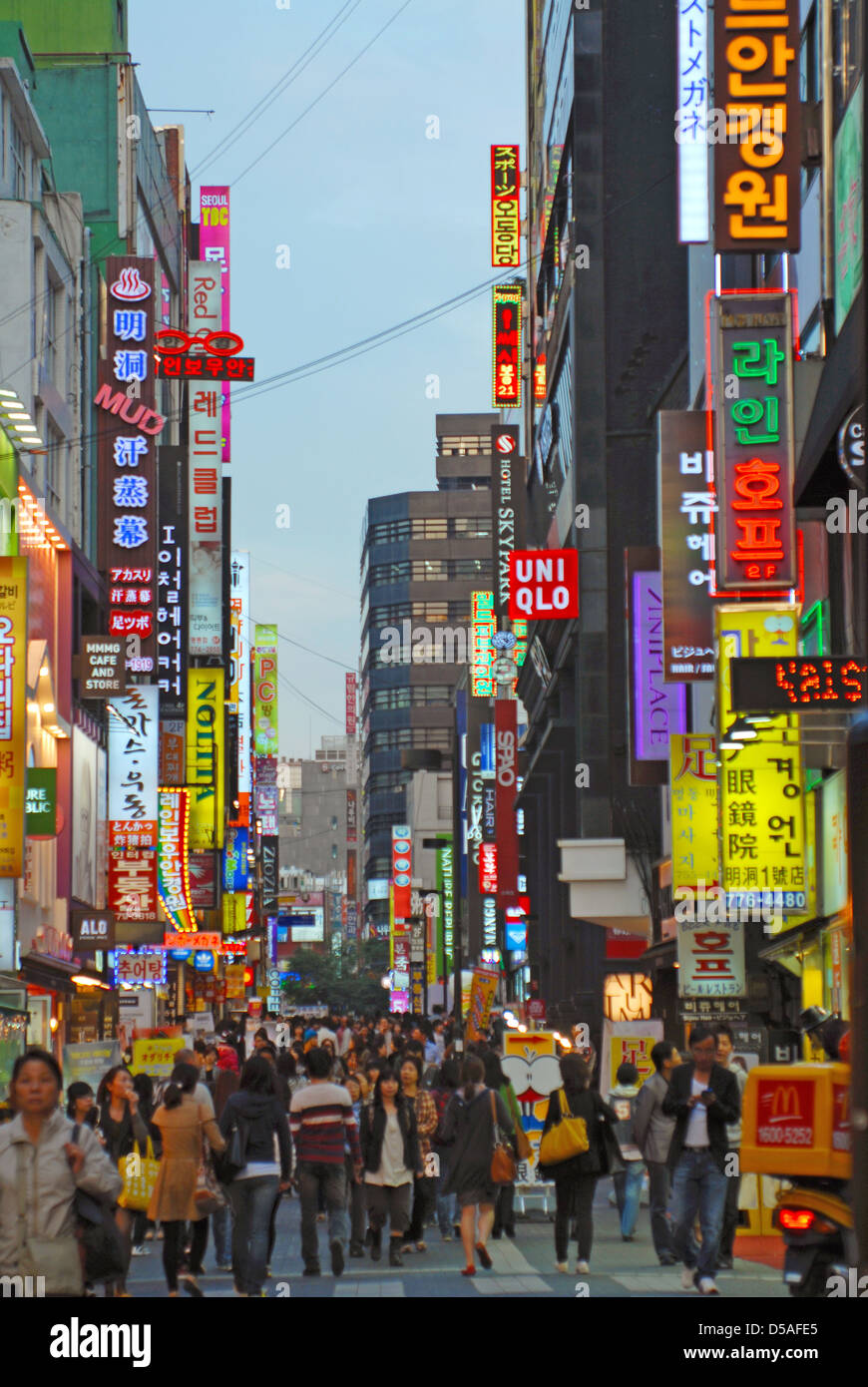 Gli amanti dello shopping e la vita notturna tra le strade di a Myeongdong, Seoul, Corea del Sud Foto Stock
