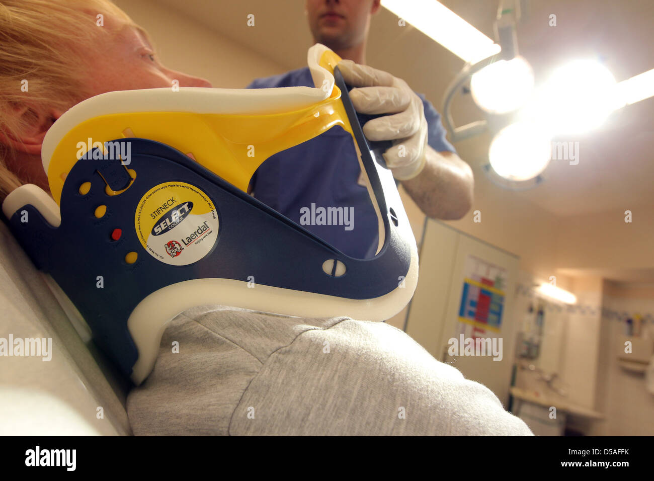 Flensburg, Germania, un paziente viene dato un rinforzo del collo nella sala di emergenza del Deaconess Hospital Flensburg Foto Stock