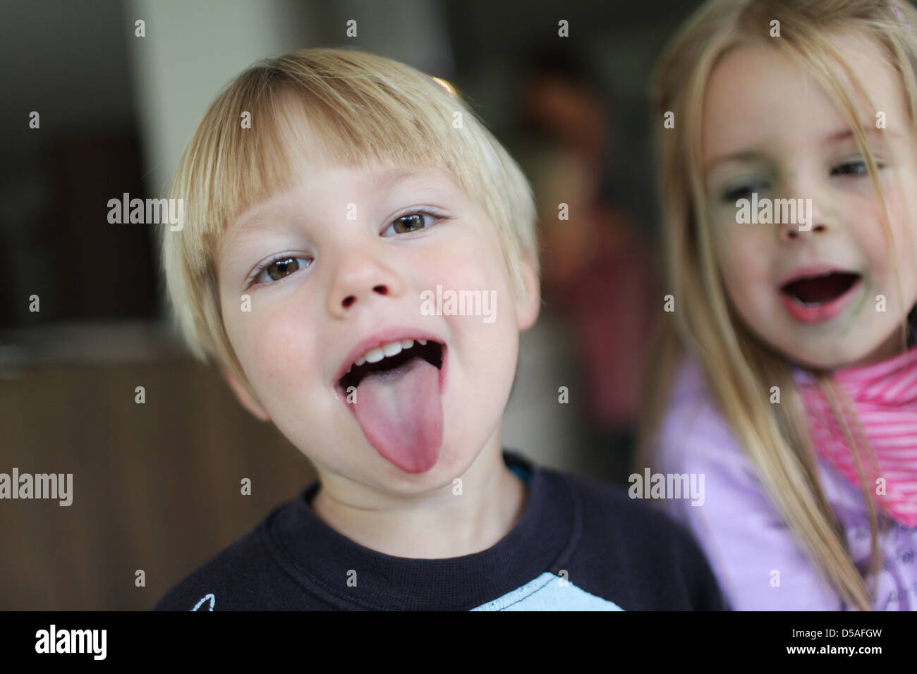 Handewitt, Germania, un Ragazzo spuntavano la sua lingua Foto Stock