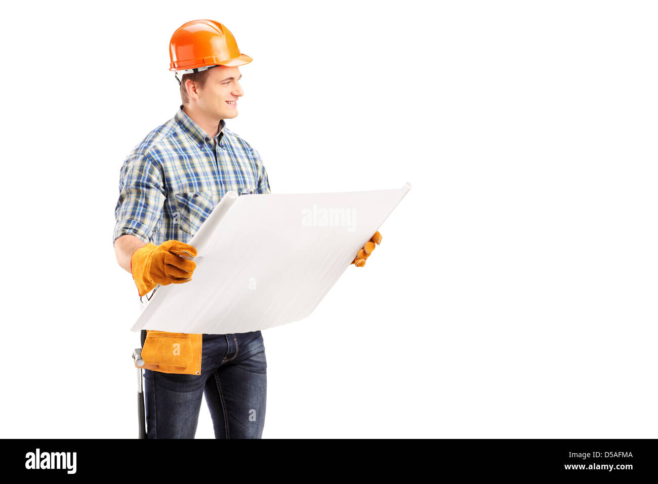 Ingegnere maschio con casco e cintura portautensili tenendo un blueprint, isolati su sfondo bianco Foto Stock