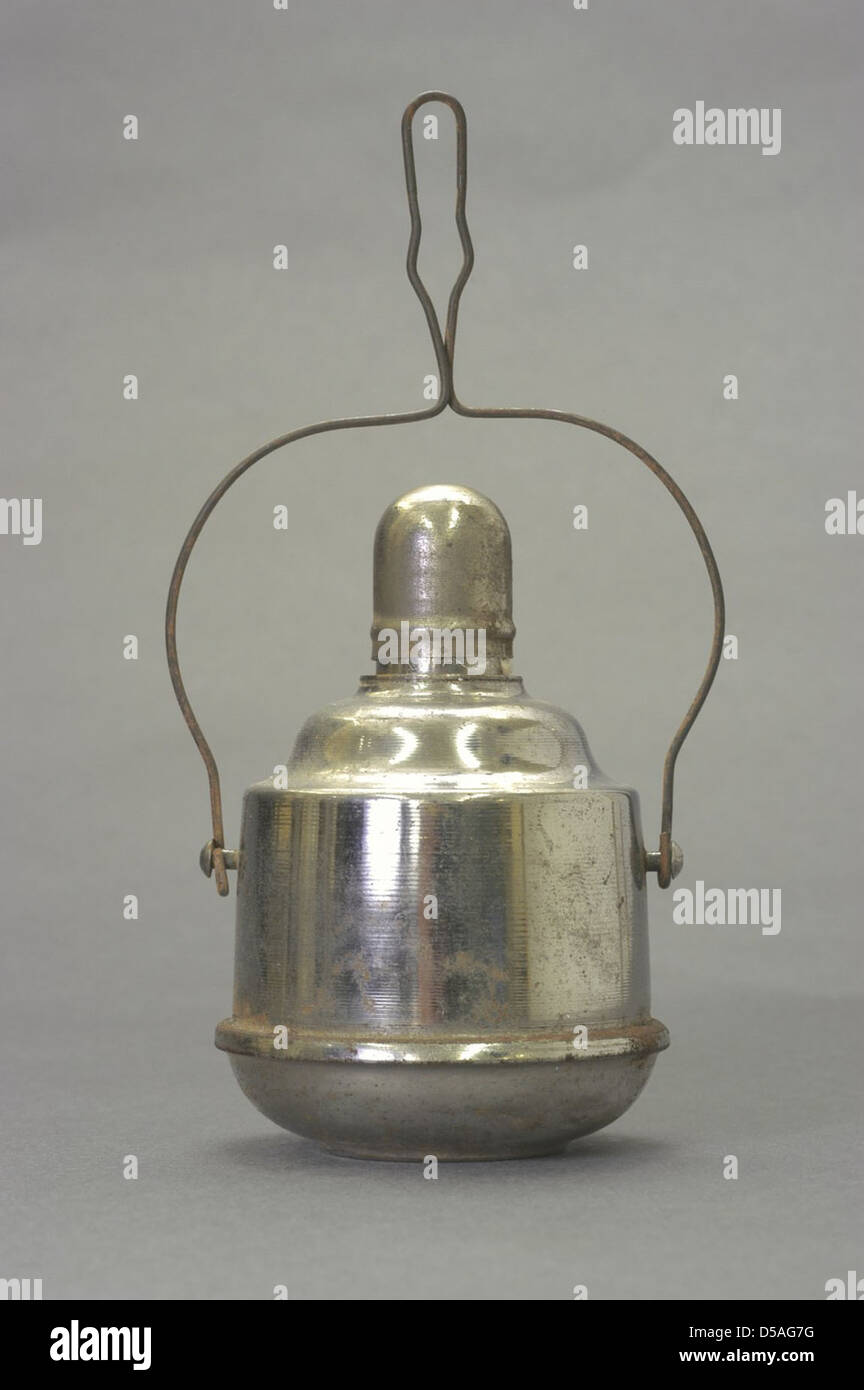 Una fotografia di una piccola torcia con finitura argento utilizzata per il montaggio su caschi da parata, risalente al 1884 circa. Questo oggetto è un pezzo decorativo, comunemente usato in eventi militari o cerimoniali durante il XIX secolo. Foto Stock