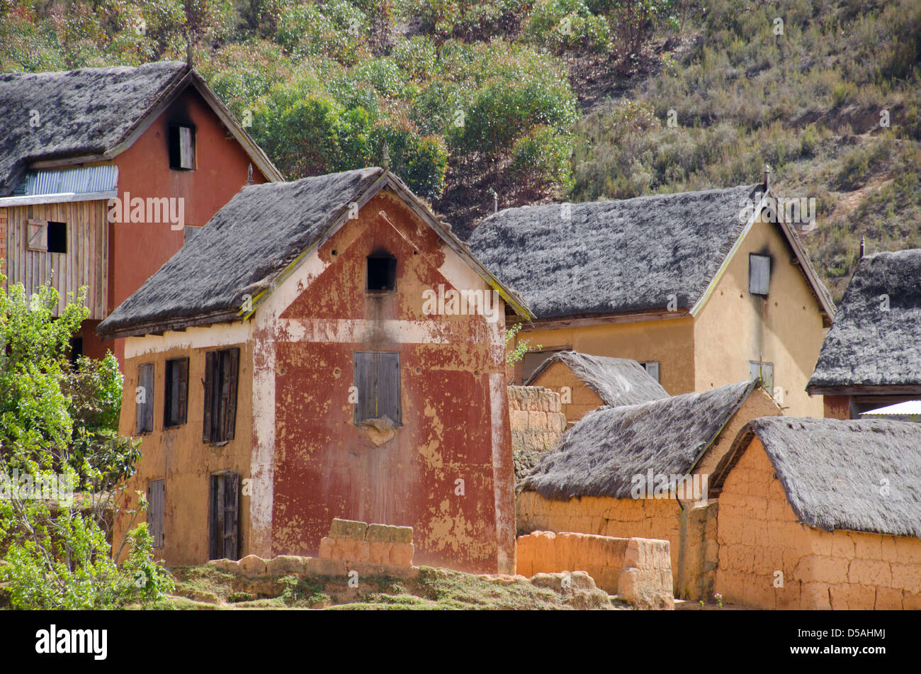 Vista ingrandita del fango e della case di mattoni in un auto-sostenere villaggio nell'est delle highlands del Madagascar, Africa Foto Stock