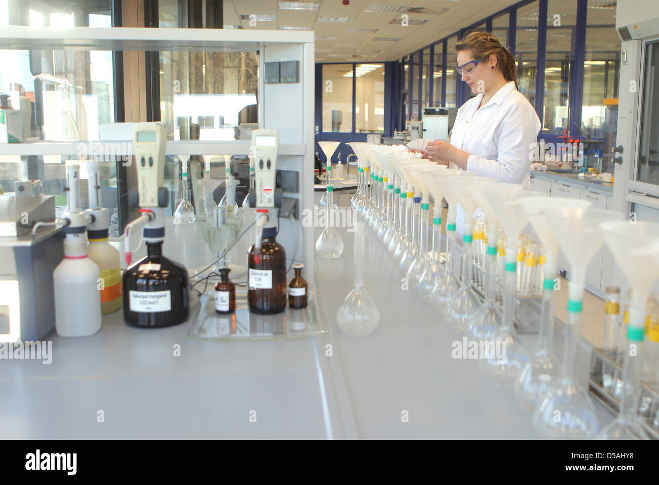 Un tecnico di laboratorio di B & √ ∂ klunder Plumrose GmbH Co (M √ º Per selezionare gruppo). testato nel nostro laboratorio i campioni di cibo Foto Stock