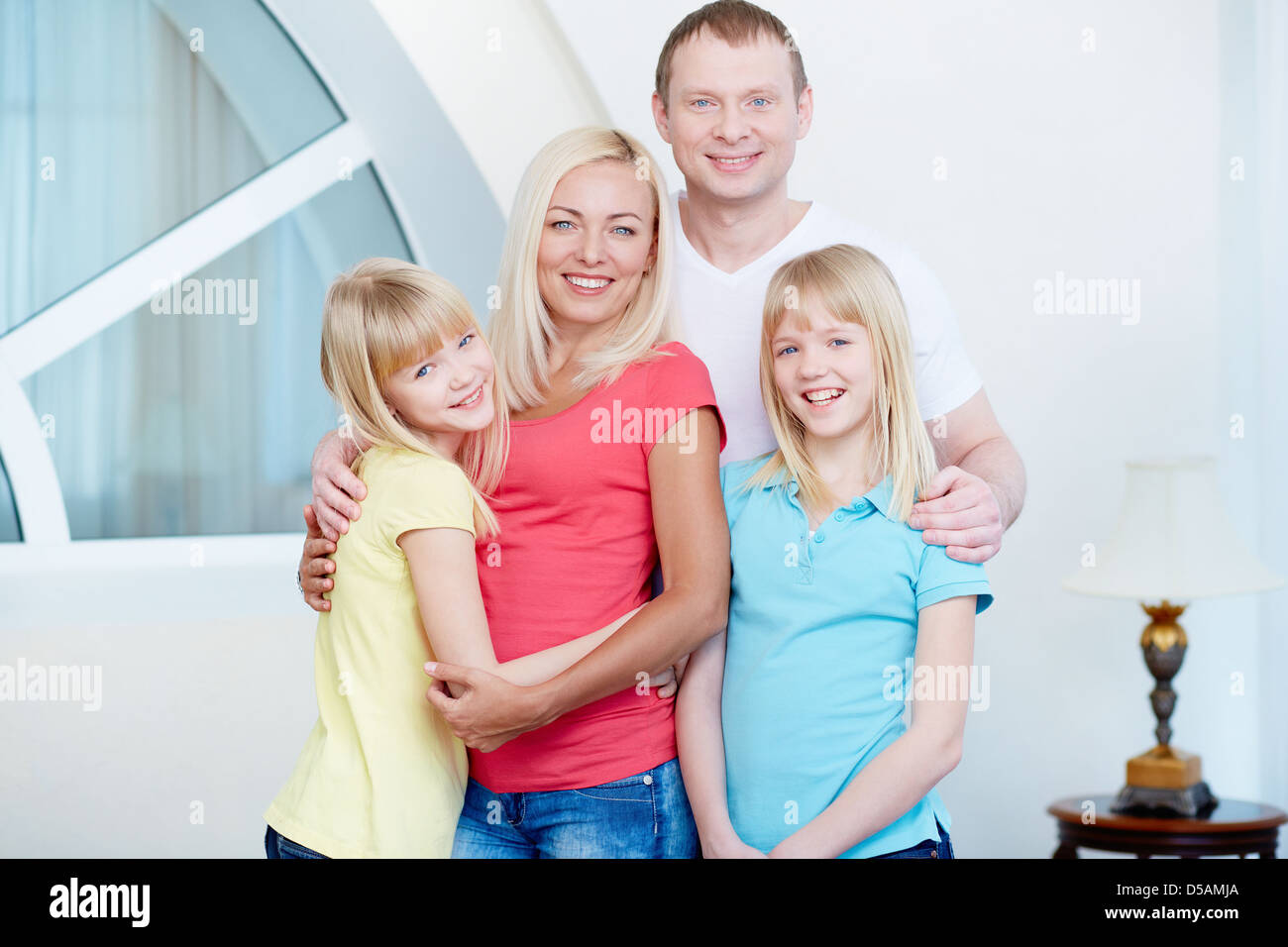 Ritratto di una famiglia perfetta con atteggiamento positivo Foto Stock