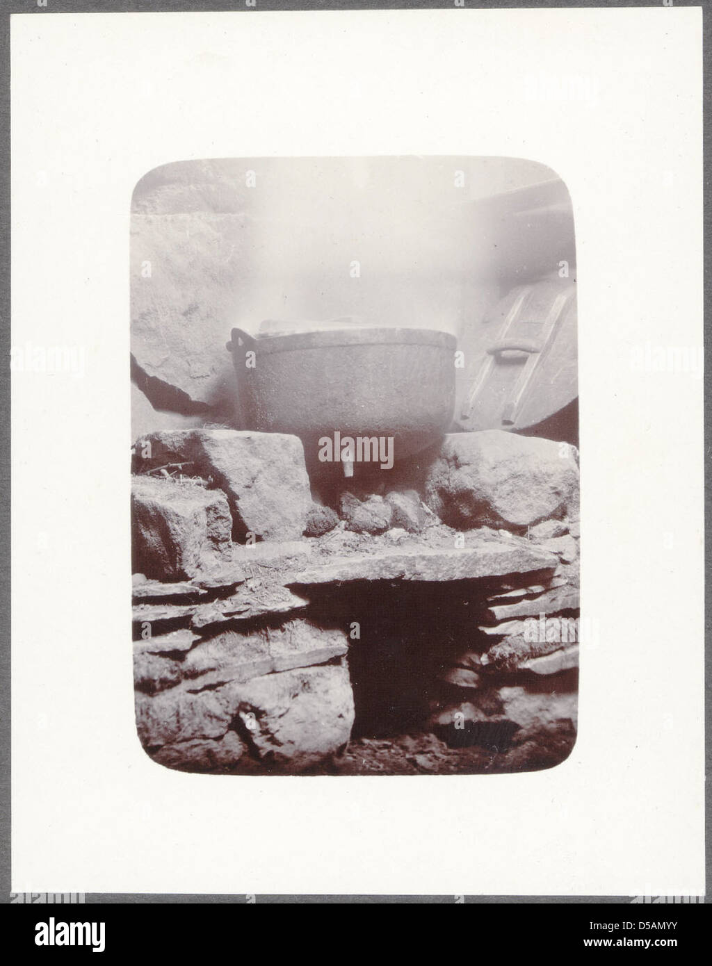 Una fotografia di un camino di cucina a Mosfell, una fattoria vicino ad Apavatn in Islanda. L'immagine mette in risalto la tradizionale architettura islandese della cucina con un grande calderone per cucinare. Foto Stock